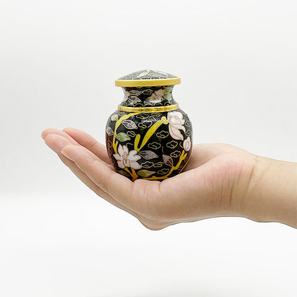 細い線状の金属を模様の輪郭線として、釉薬を焼き付ける技法です。：