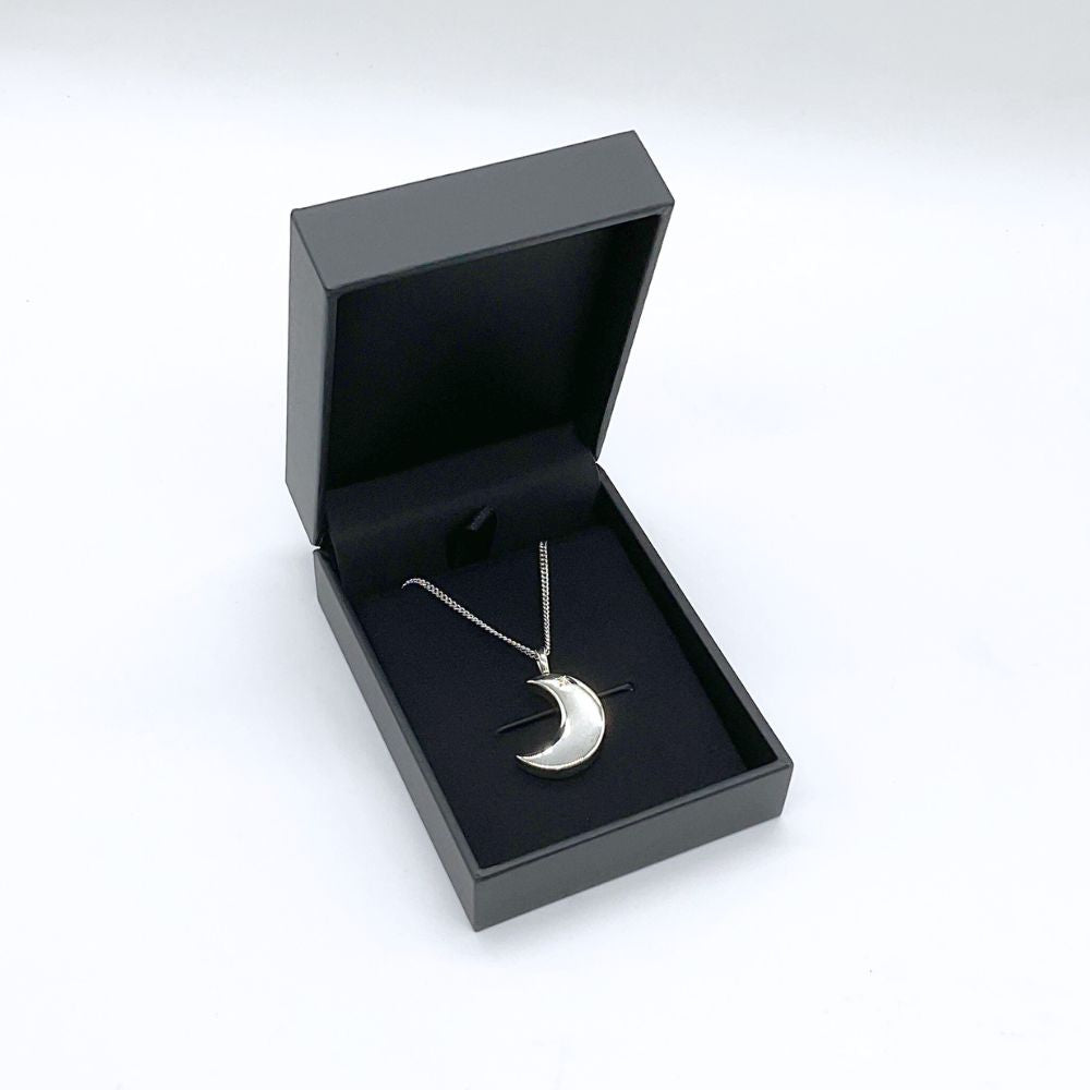 シルバーの輝きをひきたてる黒いシンプルなデザインのケースにいれて、リビングのいつもの場所やお仏壇などに、飾っておくことも出来ます。