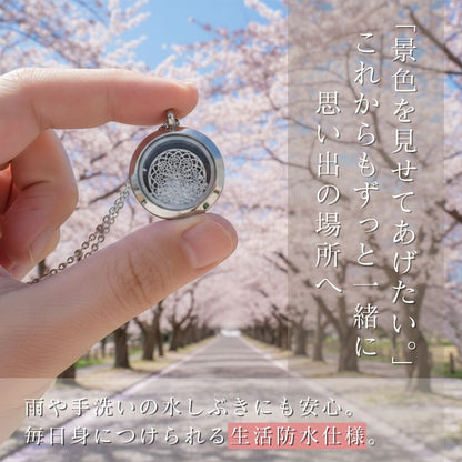 ご遺骨が見えるデザイン(白い砂を使用)：強化ガラスを使用。大切な方と風景やこれからの時間を共有してほしい、そんな想いを込めました。