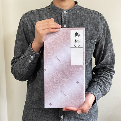 ギフト用に包装して、「御供」短冊型のし紙で外熨斗でお届けしております。：