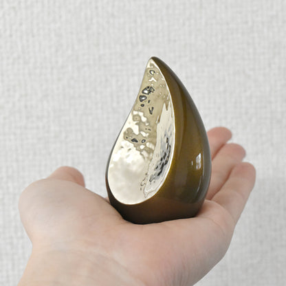 ズシっと安定した重さ：涙の雫をモチーフにしたお洒落なミニ骨壷ティアドロップ。小さくても安定感のあるお骨入れです。