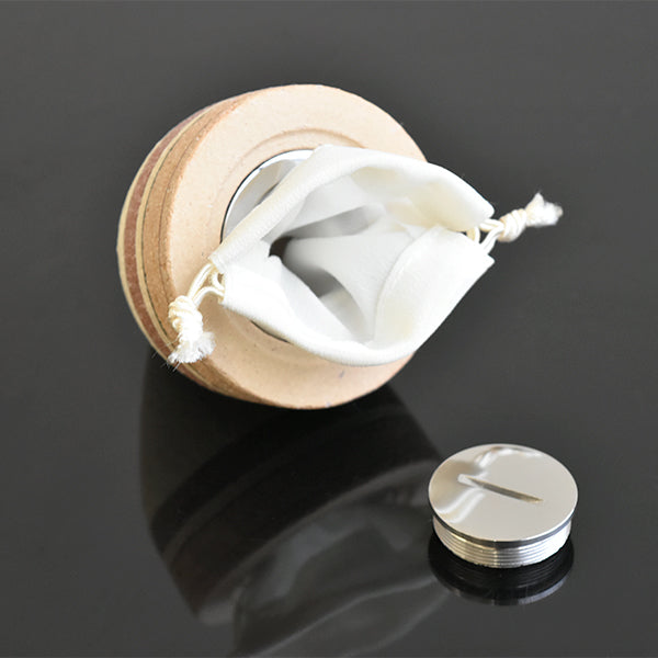 安心の金属ネジタイプのフタ：骨壷の底面にあるネジは、10円玉などで開けることができます。付属の納骨袋をセットしてお骨を納めます。