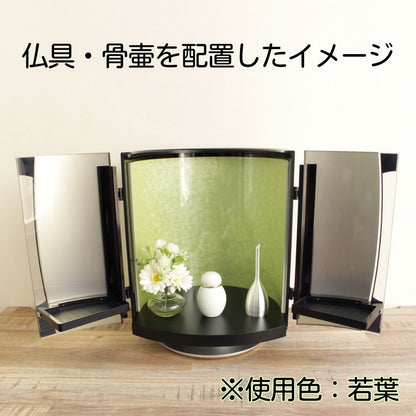 【設置例】ミニ骨壷：パステルホワイト・おりん：ベル型おりんS・スリム(シルバー) ・手箱花立（花は非売品）※骨壷、おりん、花立と花は別売りです。（イメージ画像は若葉色を使用して撮影しております。）
