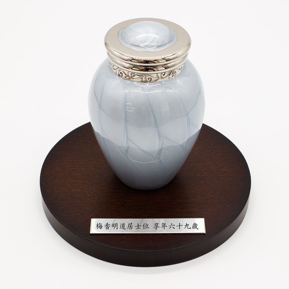 刻印できる円形ステージ(4,400円税込)：木の円形ステージのステンレスプレートへお名前など刻印可能。