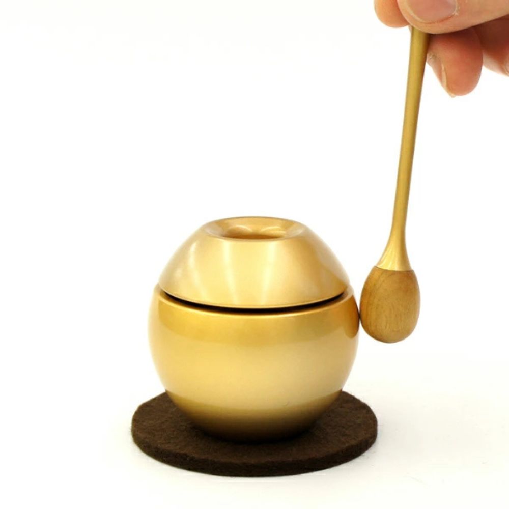 まるい部分をばちでたたくことで、音がでます。