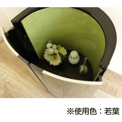 小さな仏具や骨壷であれば、扉を閉じることで内部に収納可能です。※骨壷、おりん、花立と花は別売りです。