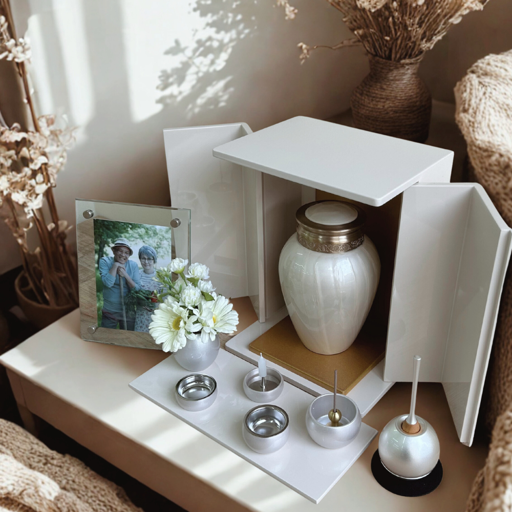 位牌が入るミニ仏壇・祈りの小箱大・卯の花（仏具とおりんセット）厨子タイプ・日本製・名入れ無料