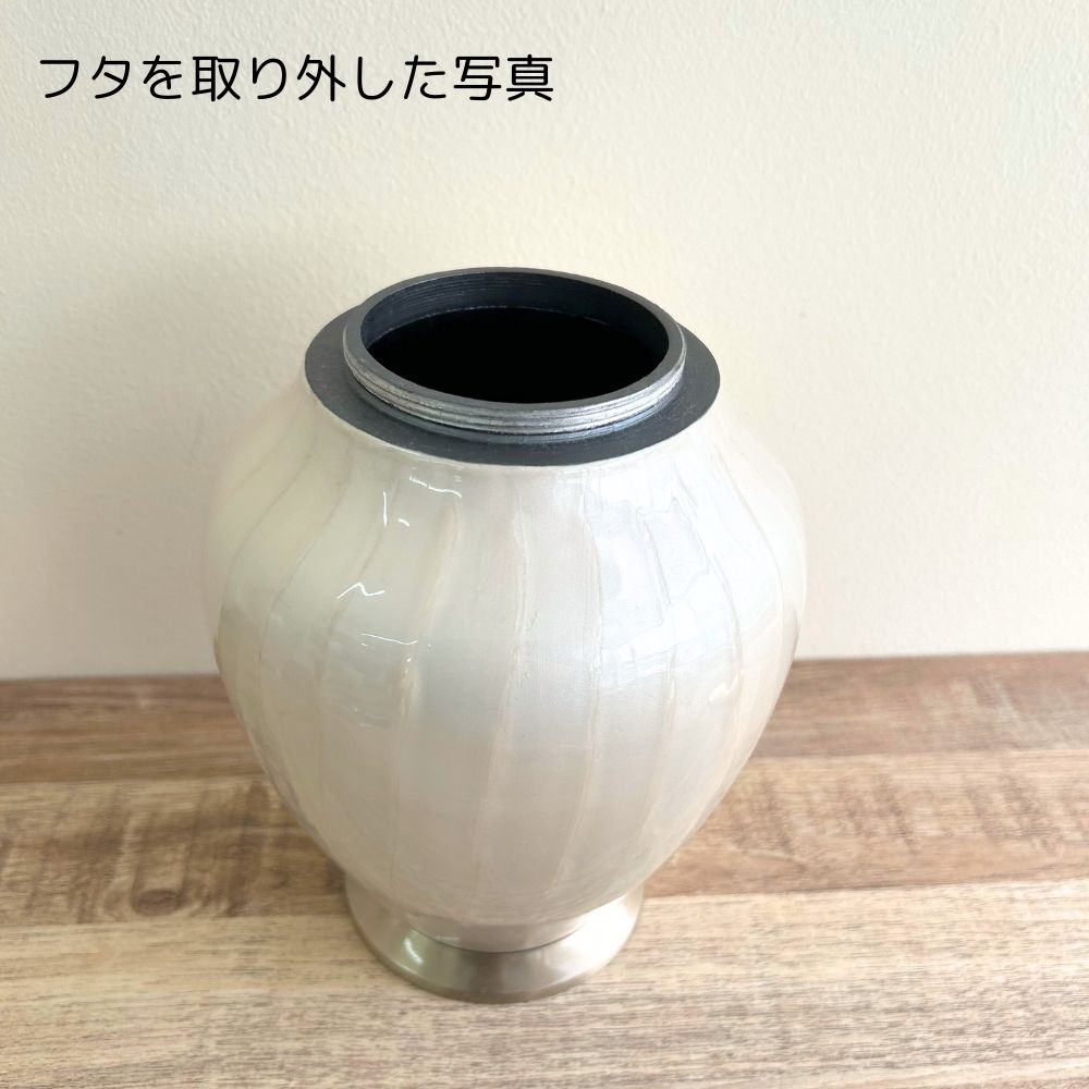 蓋の形状は、ネジタイプのフタで何周も回すタイプ。しっかりと閉まりますので、中身をしっかりまもります。
