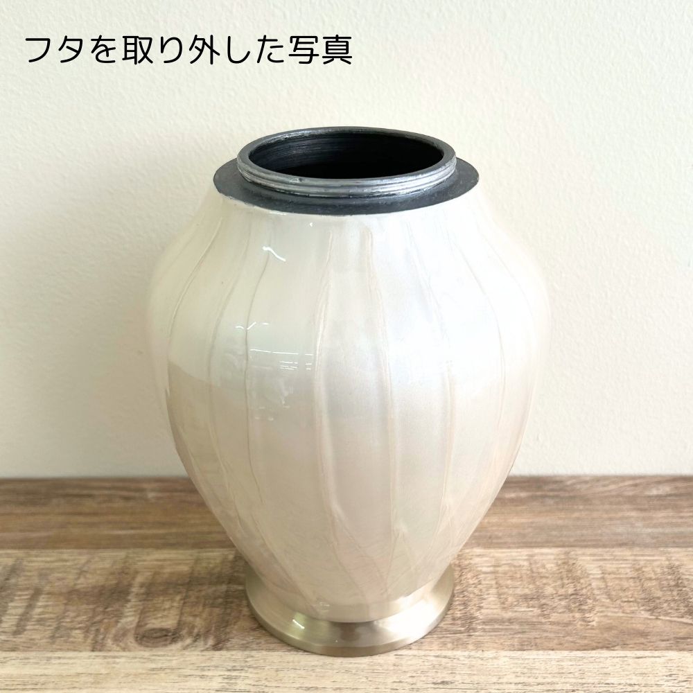 蓋の形状は、ネジタイプのフタで何周も回すタイプ。しっかりと閉まりますので、中身をしっかりまもります。