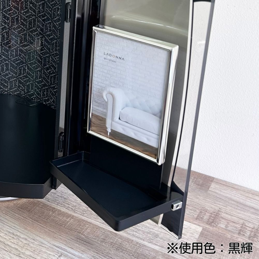 フォトスタンドアップ。L判サイズの縦方向の写真を納めることが出来る大きさです。（画像のソファの写真がはめ込まれている部分に、写真を飾ることが出来ます。）