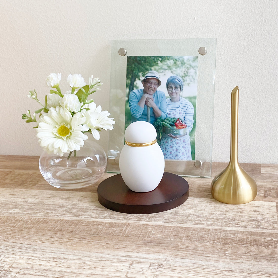【使用例】おりん+ミニ骨壷パステル+ステージ（刻印なし）※花、花瓶、写真立は撮影用非売品です。