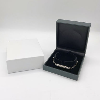 写真はニューヨークブレスレット・細Mを使用して撮影しています。全サイズ、この写真に写るブレスレットケースにいれてのお届けとなります。