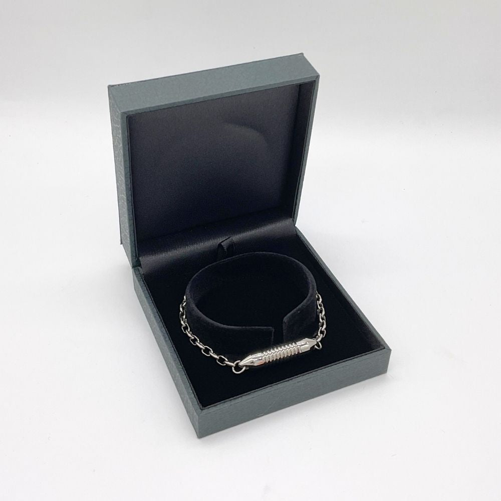 着用しないときは、ケースにいれて大切に保管しておくことができます。