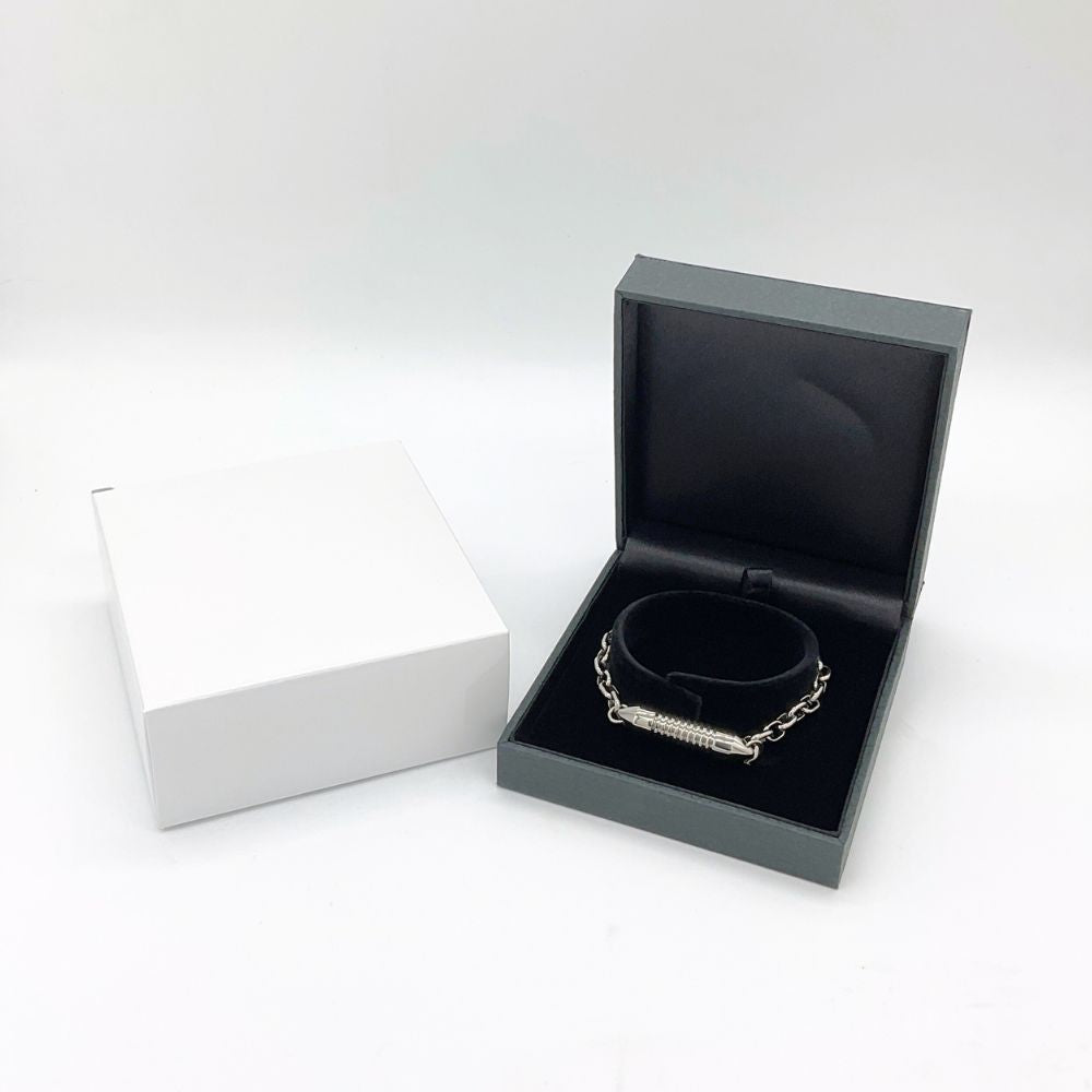 着用しない間は、ケースに入れて大切に保管しておくことができます。このままお仏壇や祈りのステージに飾っておくという方もいらっしゃいます。