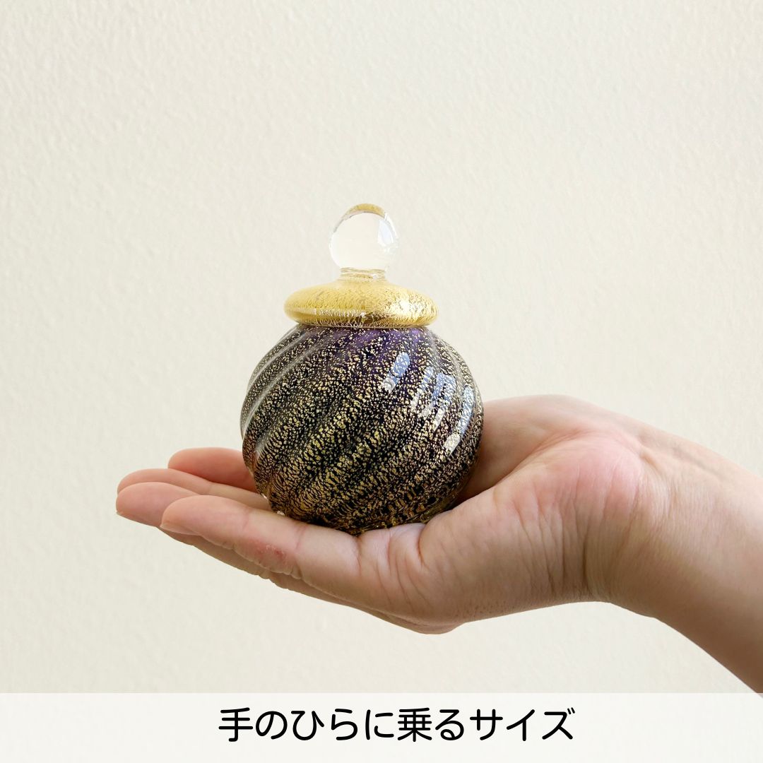 手のひらに乗る大きさ。内部の納骨部分の容量は約90ccです。（小さめの玉子二個分の中身と同じくらいの量）