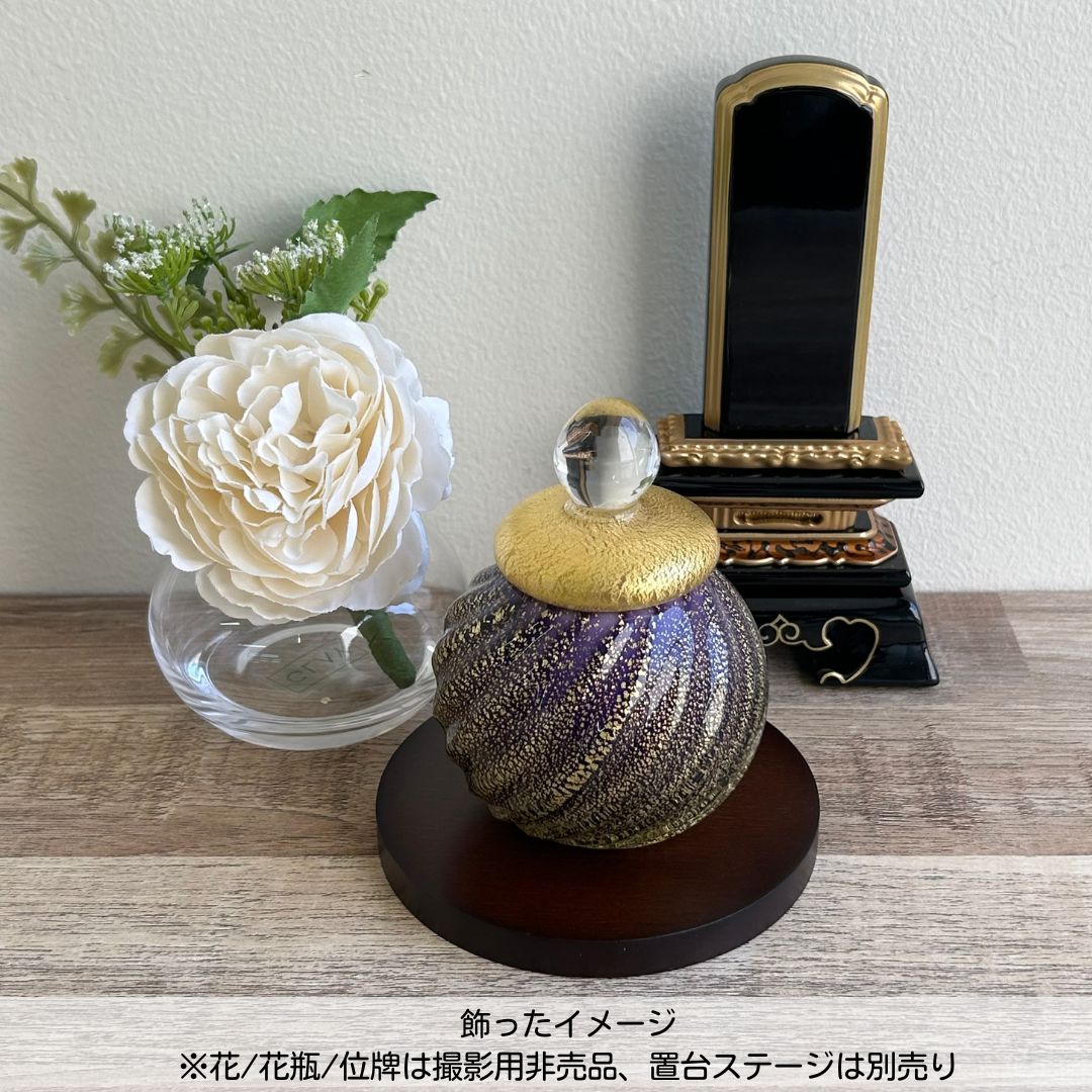 上品かつ華やかな色合いで、お位牌やお花と一緒に並べても雰囲気を壊さず、存在感もあります。