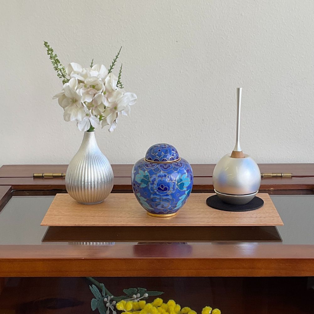 【使用例】飾り台 ナチュラル・七宝 青花・チェリン シルバーと組み合わせて（花立以外別売）　シンプルなデザインなので、どんな骨壷にも合います。