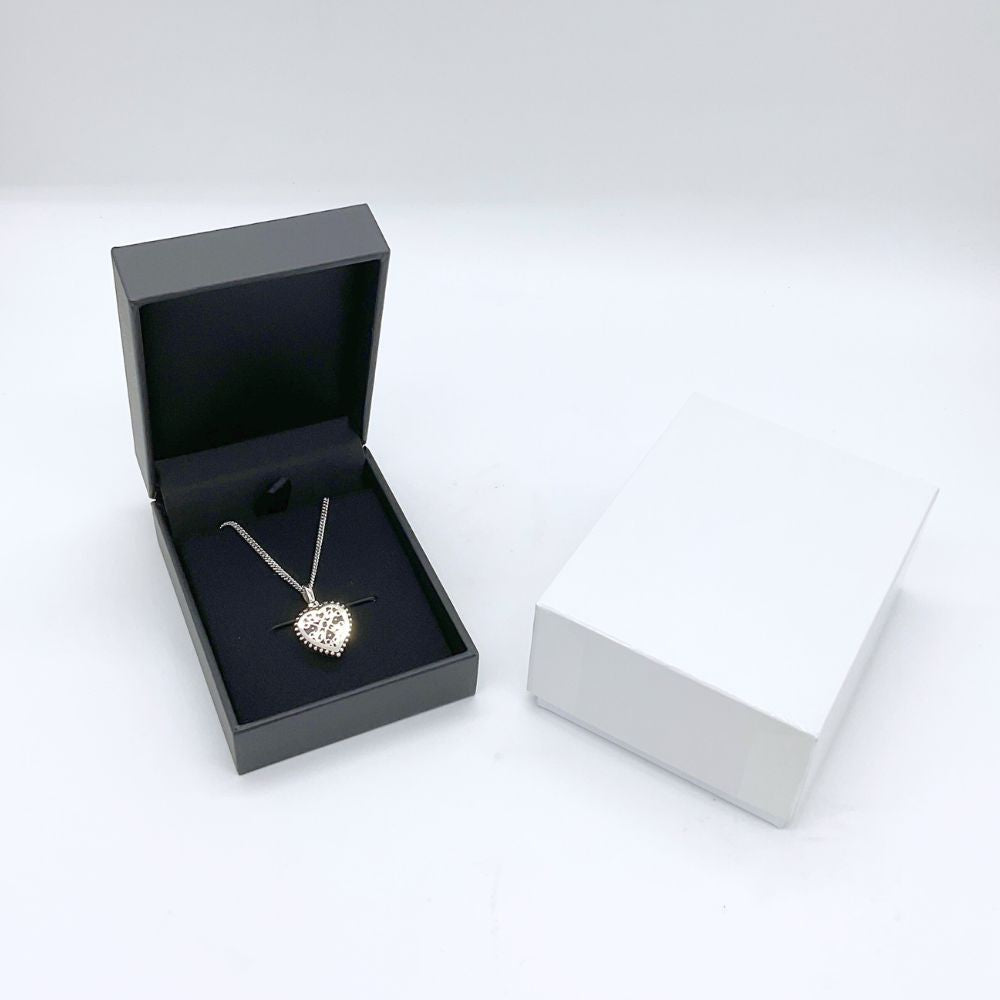 ケースに入って届くので、着用しないときも大切に保管できます。