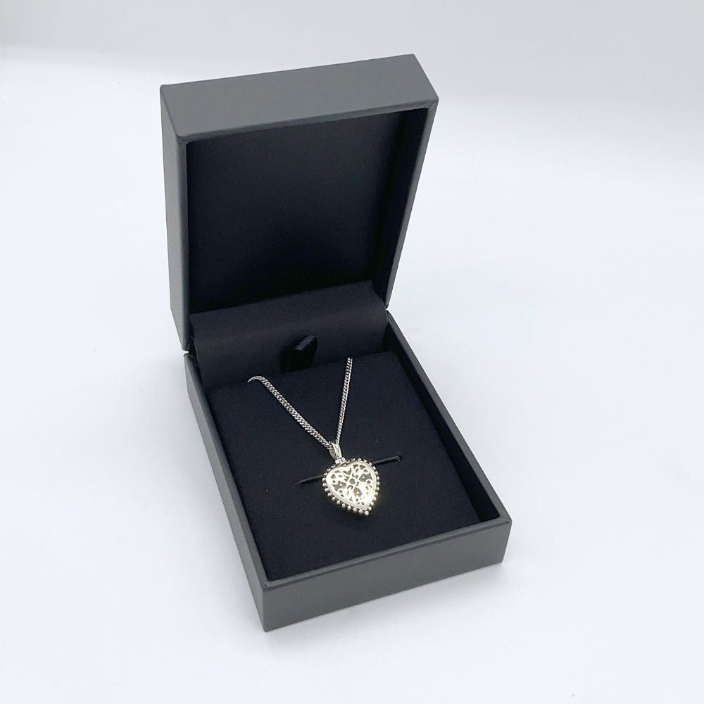 シンプルな黒いケースなので、飾った写真のそばにおいたり、このまま祈りのステージに飾っておくという方もいらっしゃいます。