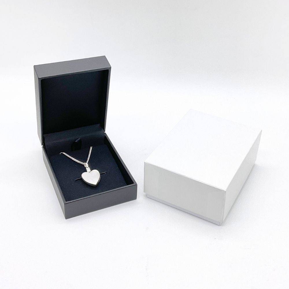 ケースに入って届くので、着用しないときも大切に保管できます。