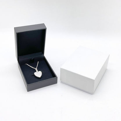 ケースに入って届くので、着用しないときも大切に保管できます。