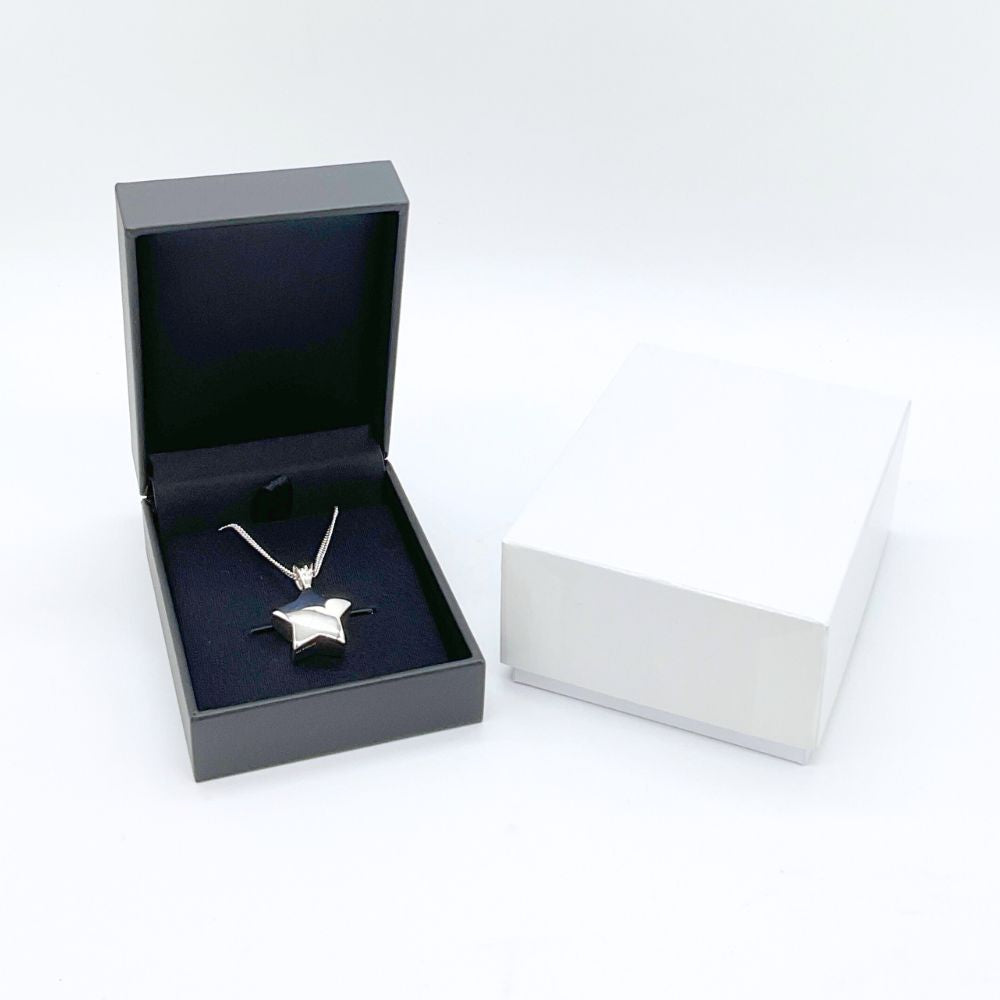 ジュエリーケースに入れてお届け。着用しないときも大切に保管できます。