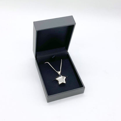 シルバーのやさしい輝きと、かわいらしい星の形が寄り添います