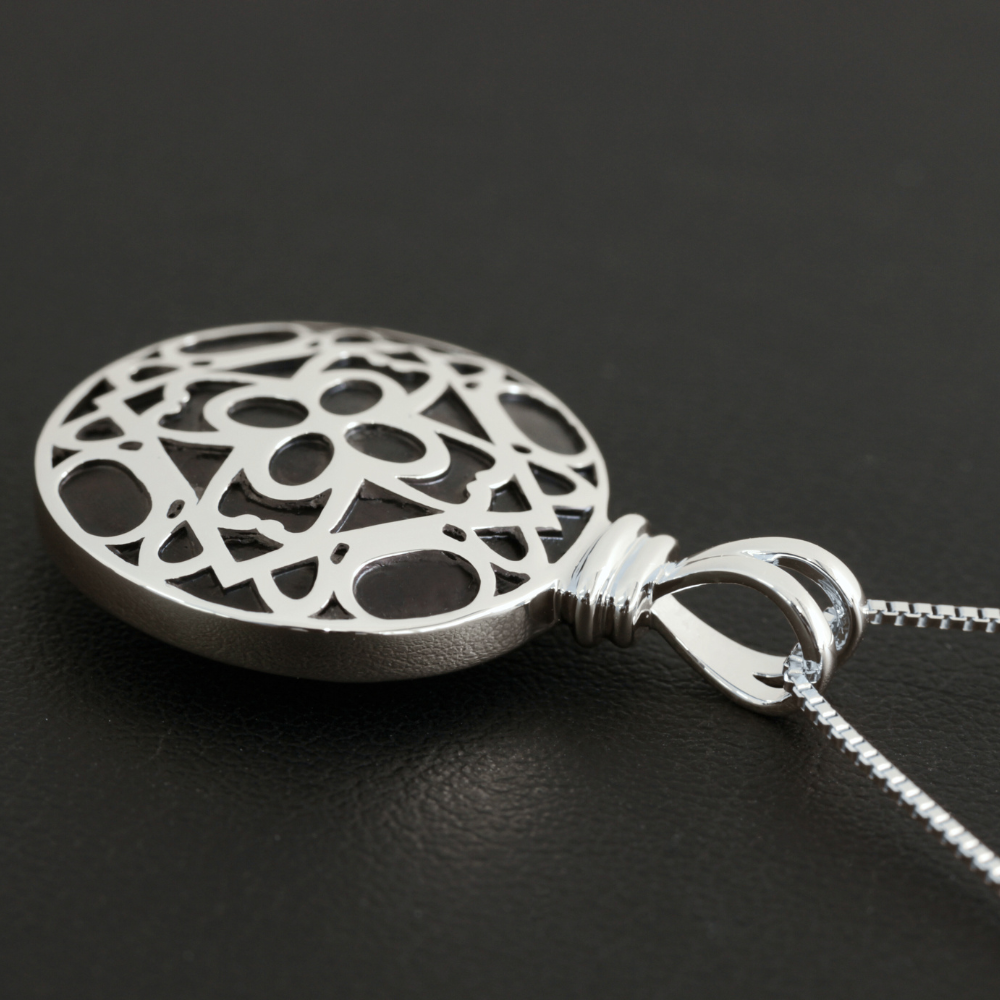 男女問わず着用できるデザイン