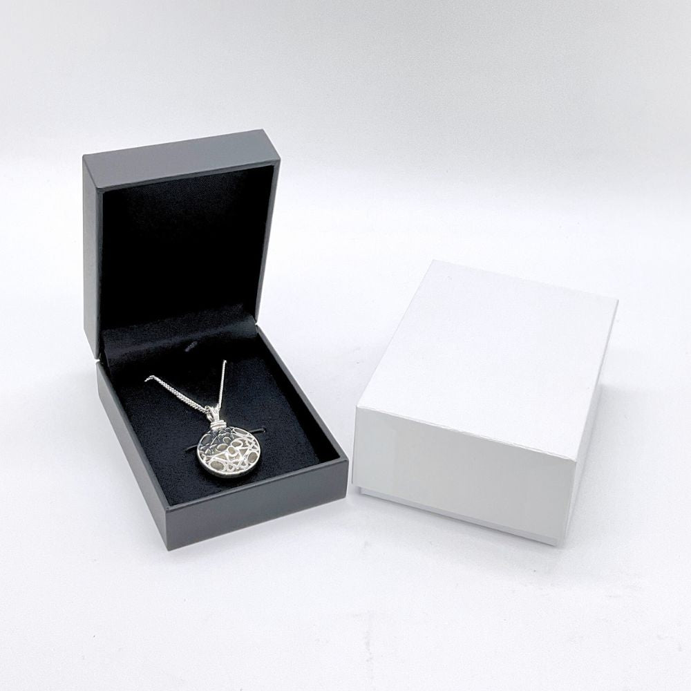 ジュエリーケースに入って届くので着用しないときも安心して保管しておけます。