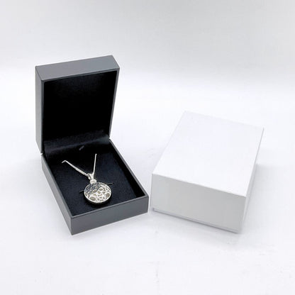 ジュエリーケースに入って届くので着用しないときも安心して保管しておけます。