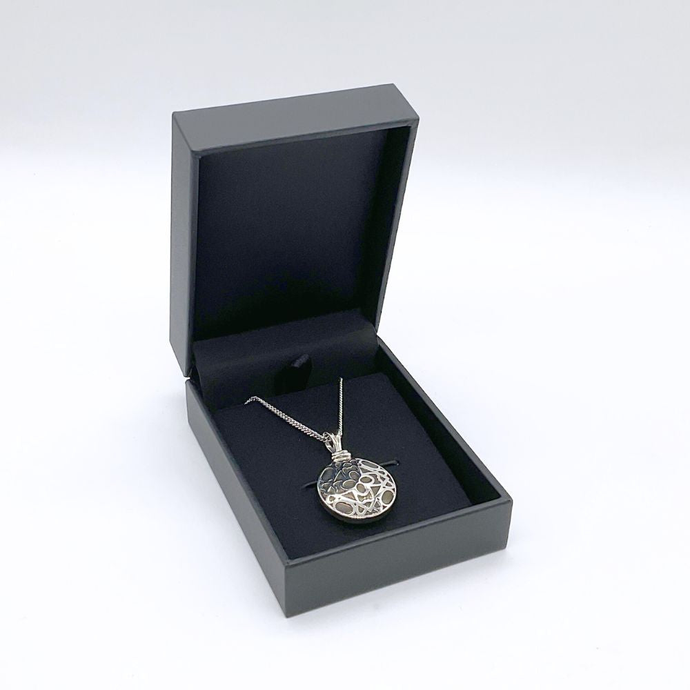 ケースにいれたままお部屋やミニ仏壇などに飾っておくという方もいらっしゃいます。どんな雰囲気の場所にも合う、シンプルなデザイン。