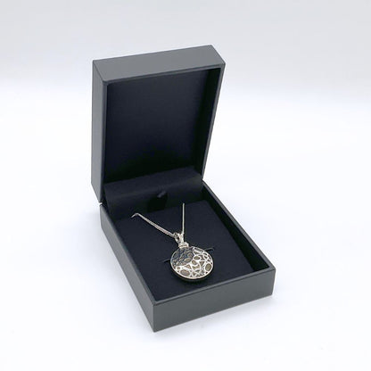 ケースにいれたままお部屋やミニ仏壇などに飾っておくという方もいらっしゃいます。どんな雰囲気の場所にも合う、シンプルなデザイン。