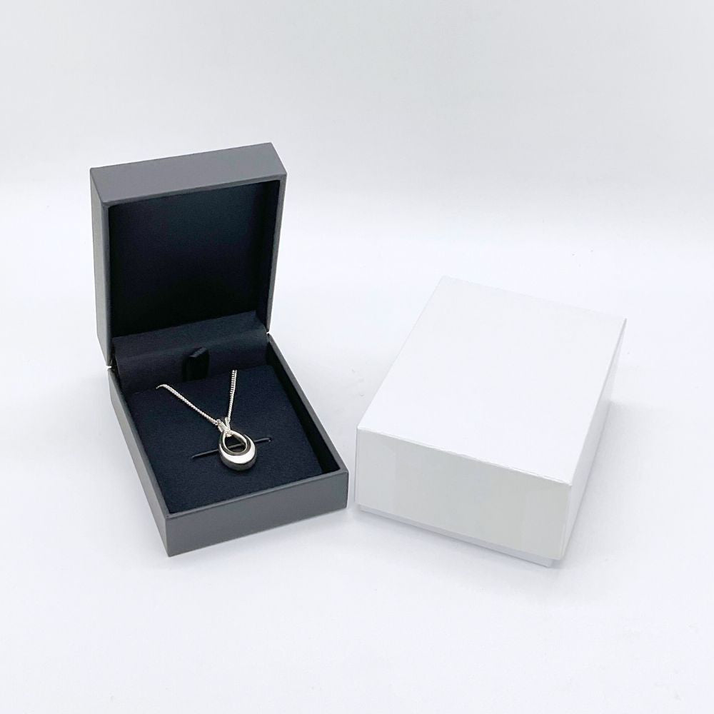 ペンダントはケースに入れてお届けします。着用しない間の保管にも安心。このまま飾っておくことも出来ます。