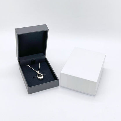 ペンダントはケースに入れてお届けします。着用しない間の保管にも安心。このまま飾っておくことも出来ます。