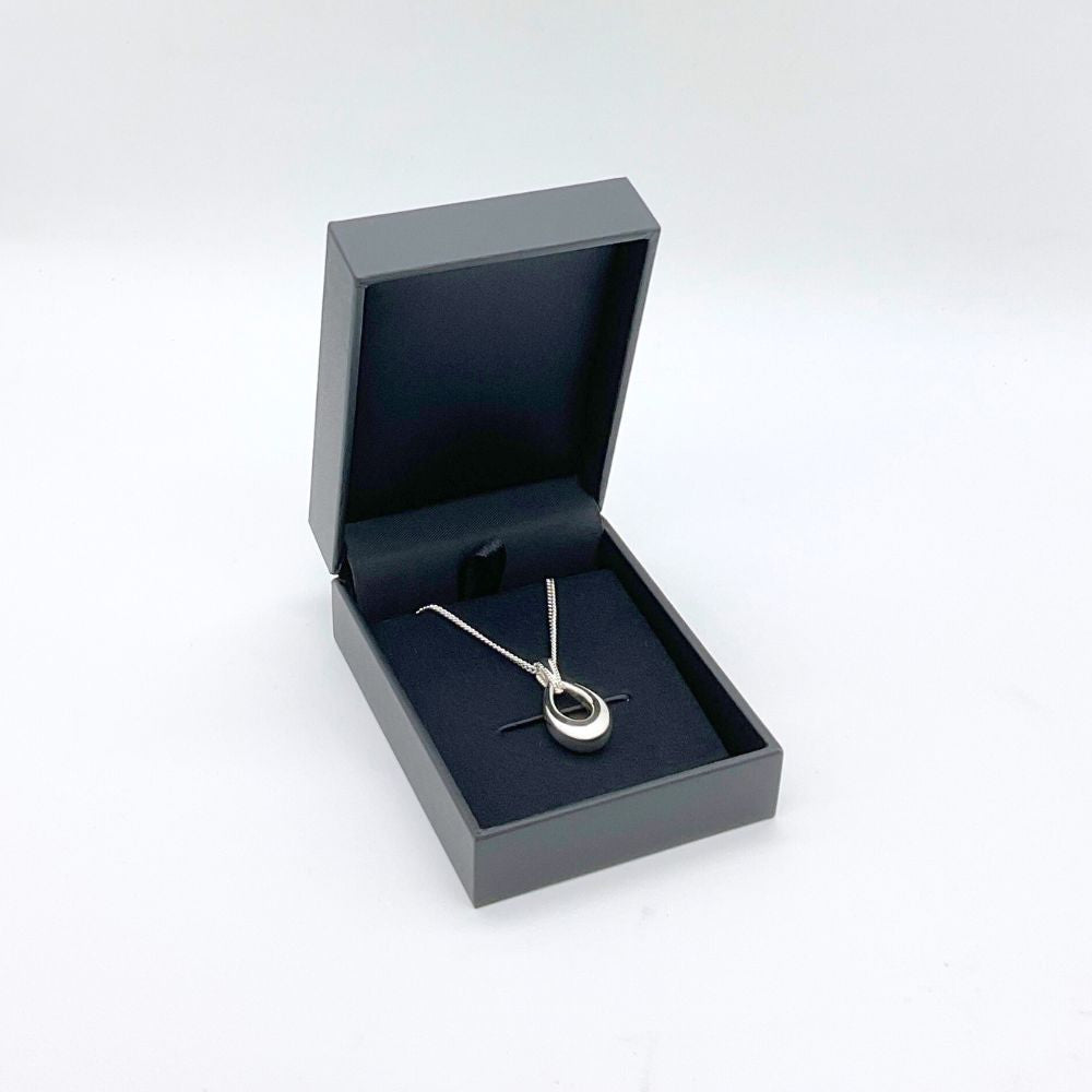 大切なご遺骨が入ったペンダントを守ります。