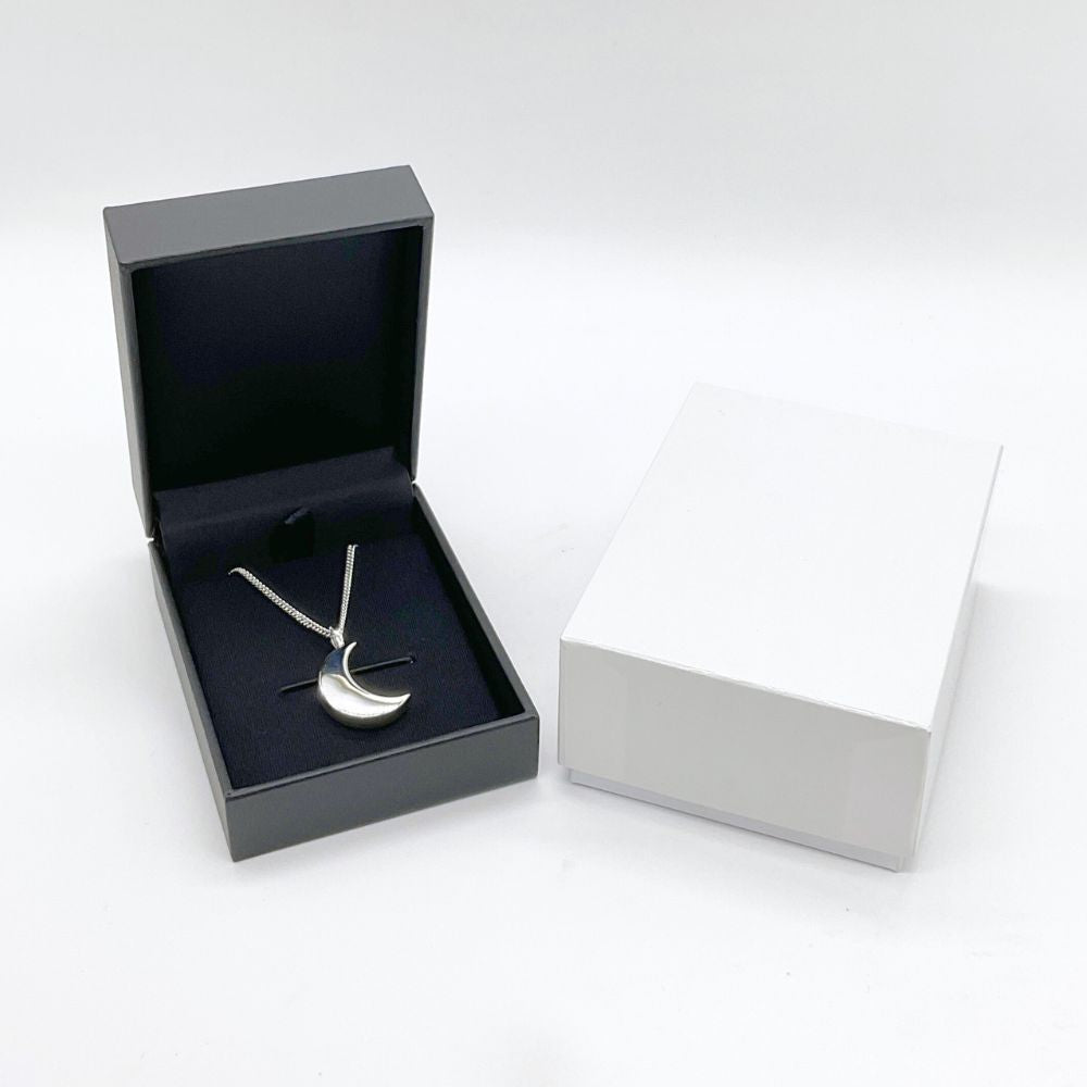 ペンダントはケースに入れてお届けします。着用しない間の保管にも安心。このまま飾っておくことも出来ます。