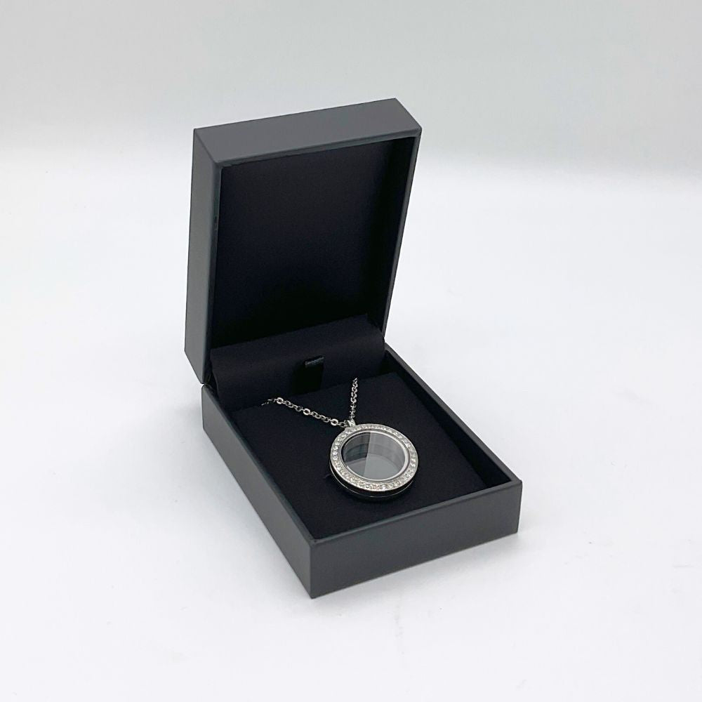 クリスタルシンプルは、商品の中央に模様のない強化ガラスがはまっています。内部の空洞にご遺骨を納めます。（ご遺骨はガラス越しに見えます）