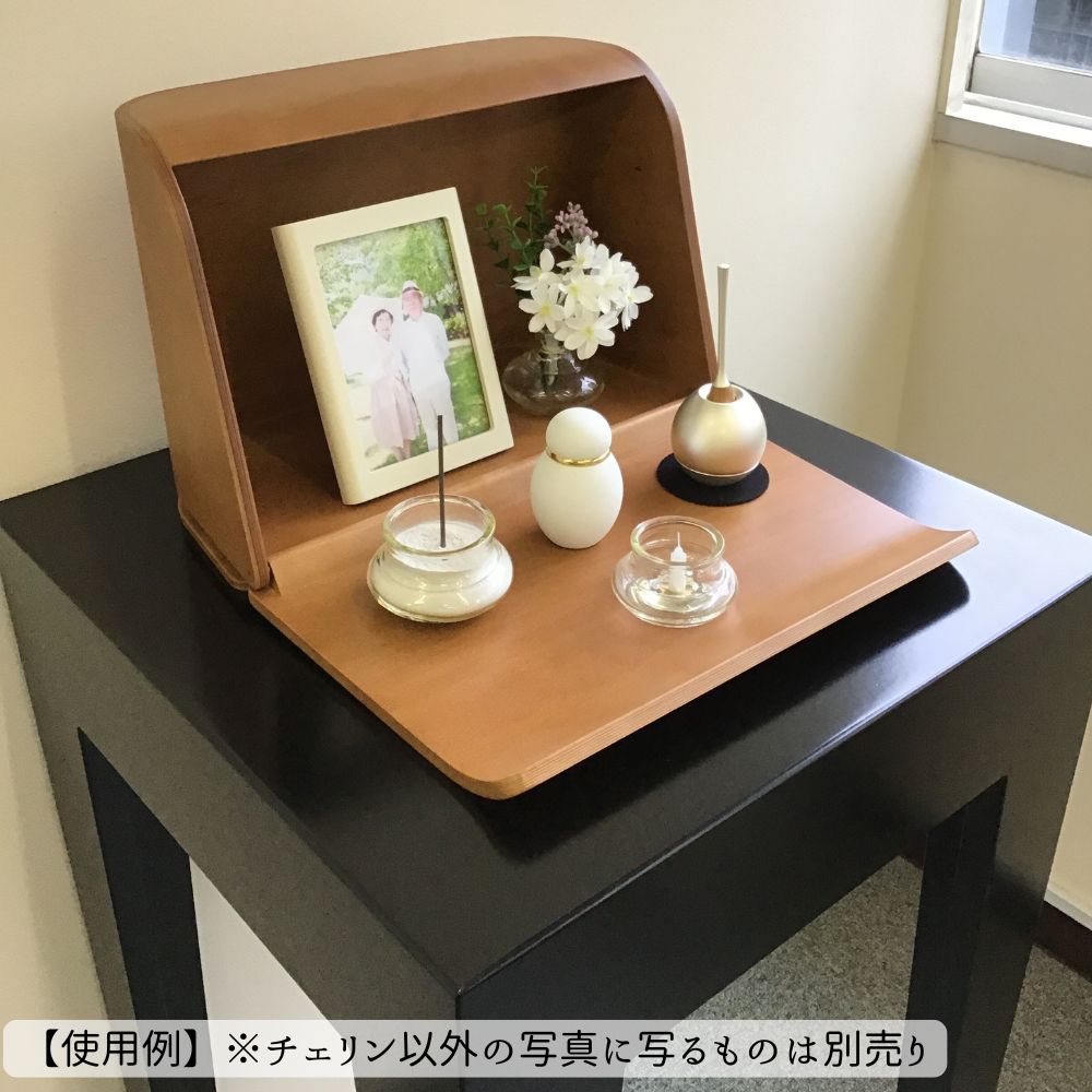 当店で人気のミニ骨壷パステル（ホワイト）とミニ仏壇祈りの手箱（ブラウン）にチェリンを合わせてみたお写真です。シルバーはどんな空間にも合う優しい色合いです。