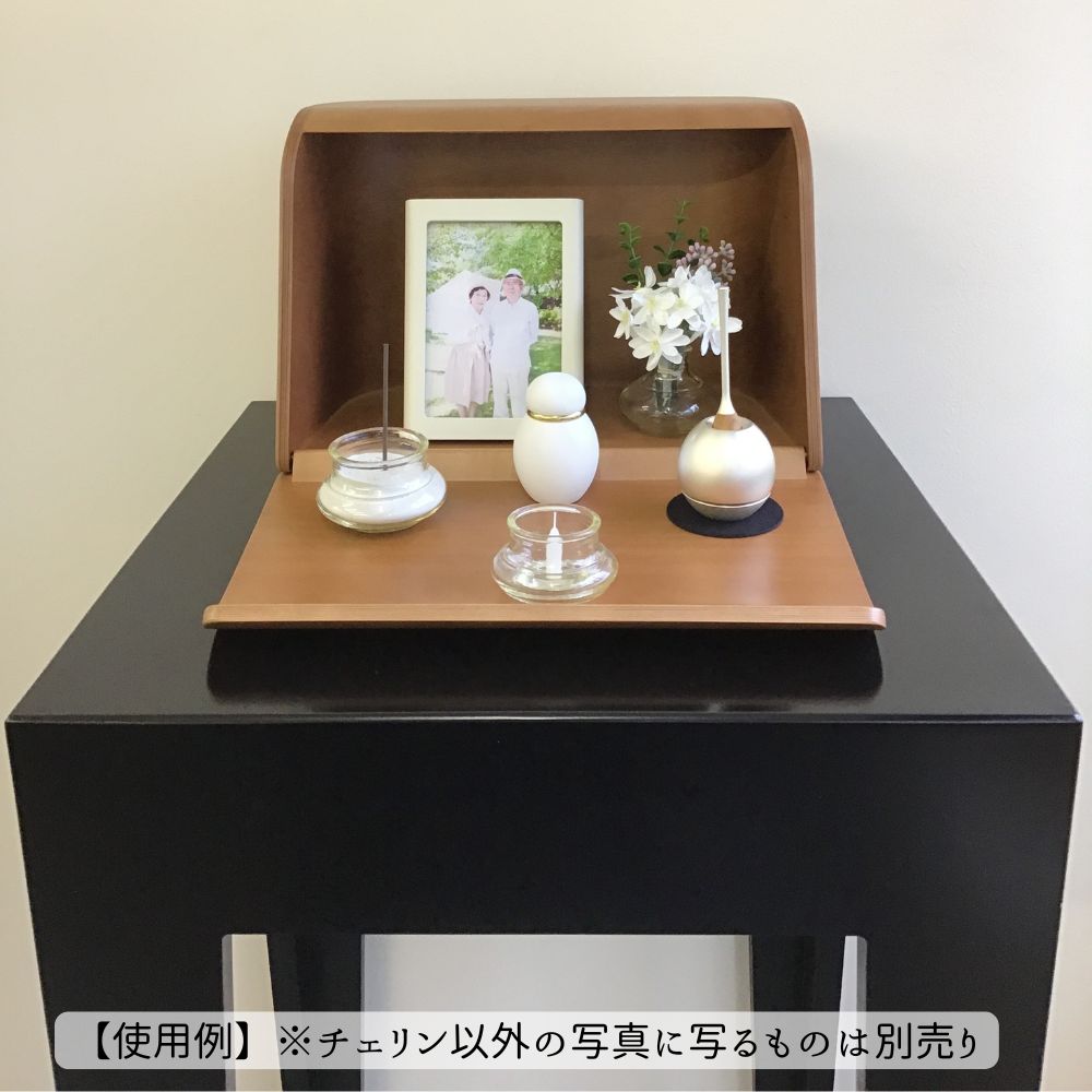 当店で人気のミニ骨壷パステル（ホワイト）とミニ仏壇祈りの手箱（ブラウン）にチェリンを合わせてみたお写真です。小さめのサイズ感が、ミニ仏壇によくあいます。