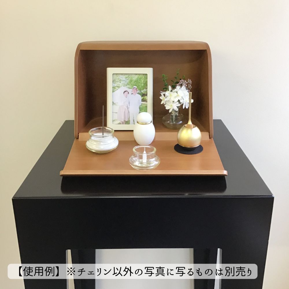 当店で人気のミニ骨壷パステル（ホワイト）とミニ仏壇祈りの手箱（ブラウン）にチェリンを合わせてみたお写真です。小さめのサイズ感が、ミニ仏壇によくあいます。