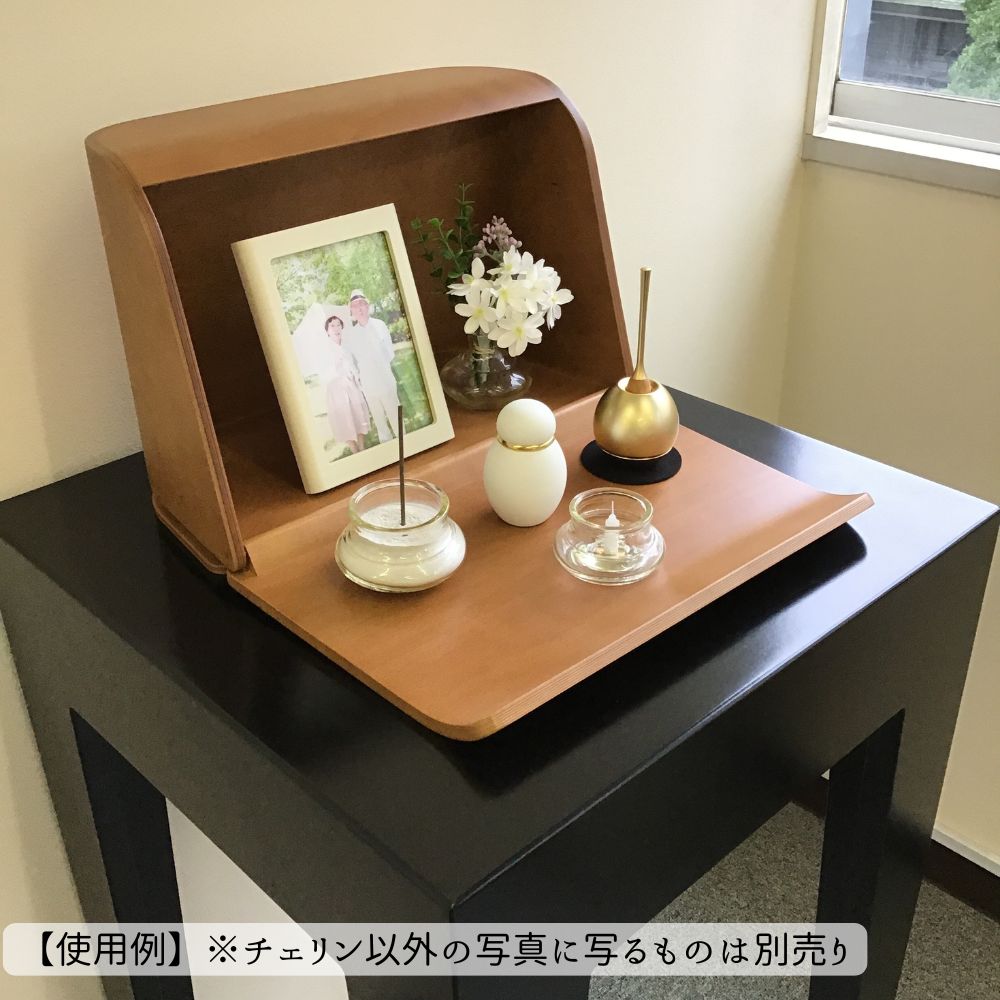 当店で人気のミニ骨壷パステル（ホワイト）とミニ仏壇祈りの手箱（ブラウン）にチェリンを合わせてみたお写真です。ゴールドが華やかな印象を与えます。
