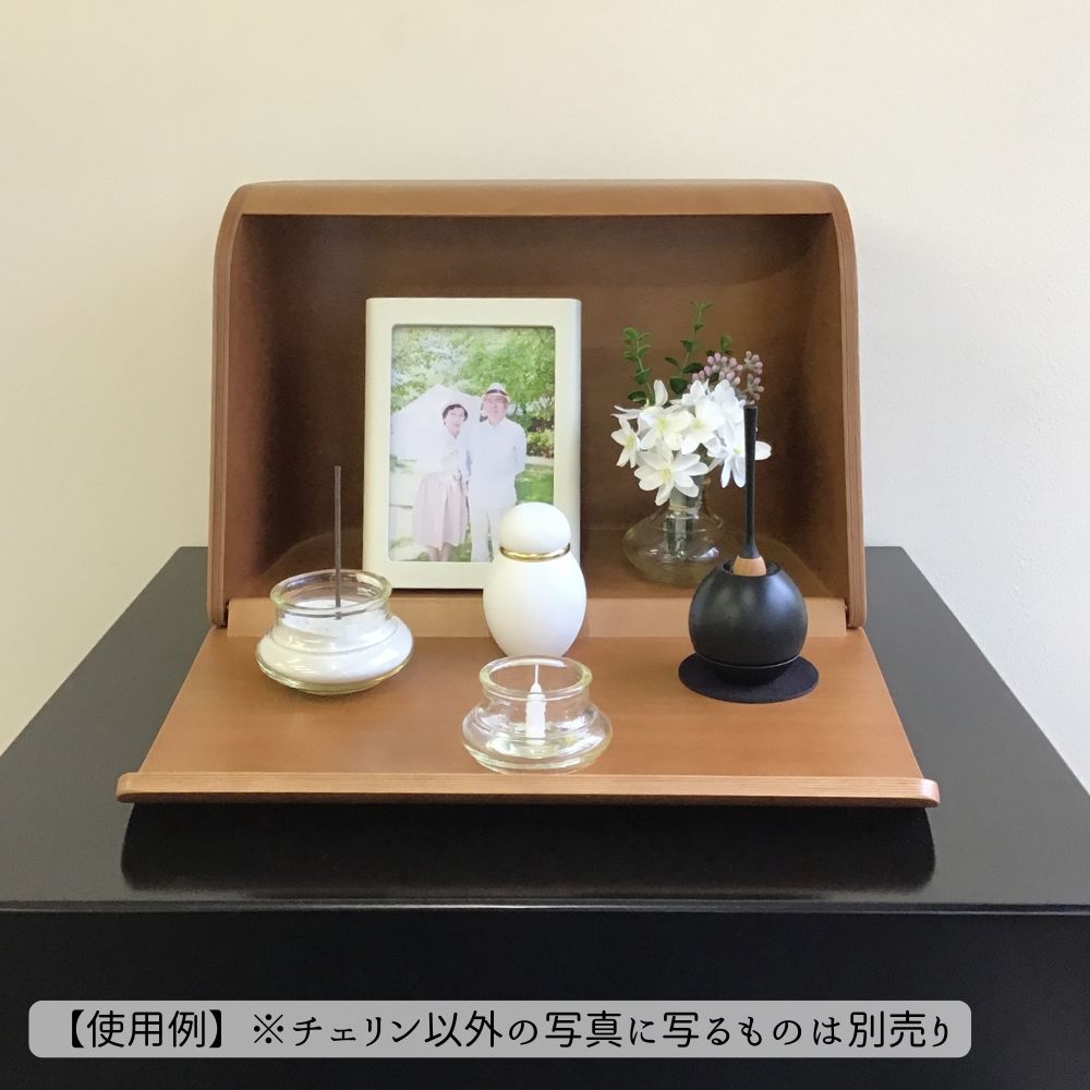 当店で人気のミニ骨壷パステル（ホワイト）とミニ仏壇祈りの手箱（ブラウン）にチェリンを合わせてみたお写真です。小さめのサイズ感が、ミニ仏壇によくあいます。