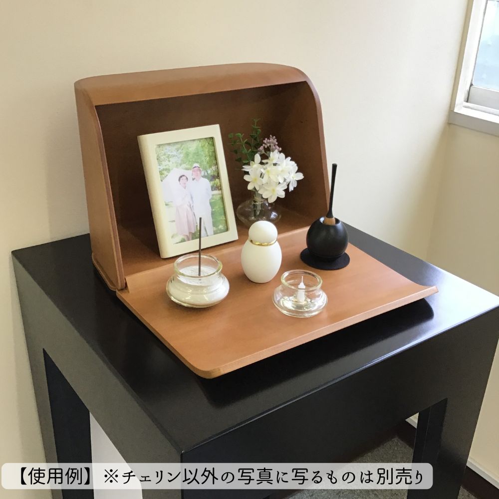 当店で人気のミニ骨壷パステル（ホワイト）とミニ仏壇祈りの手箱（ブラウン）にチェリンを合わせてみたお写真です。黒はお部屋に合わせやすい色合いです。