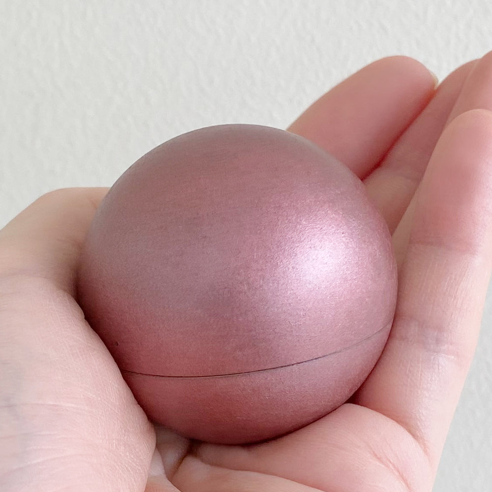 片手に乗る小さなサイズのミニ骨壷。ぎゅっと握りしめられる分骨用のお骨壷です。