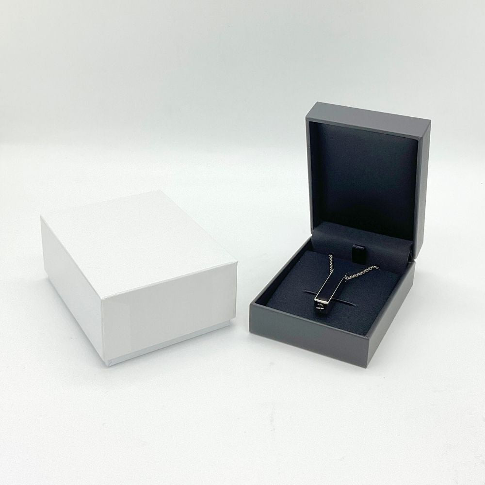 着用していない間は、ケースにいれて大切に保管しておくことができます。