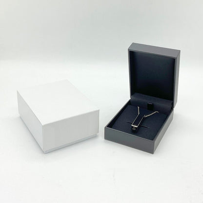 着用していない間は、ケースにいれて大切に保管しておくことができます。