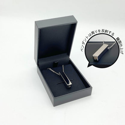 ジュエリーケースに入れてお届け。ペンダントトップは周りの景色が反射して映り込む鏡面仕上げです。