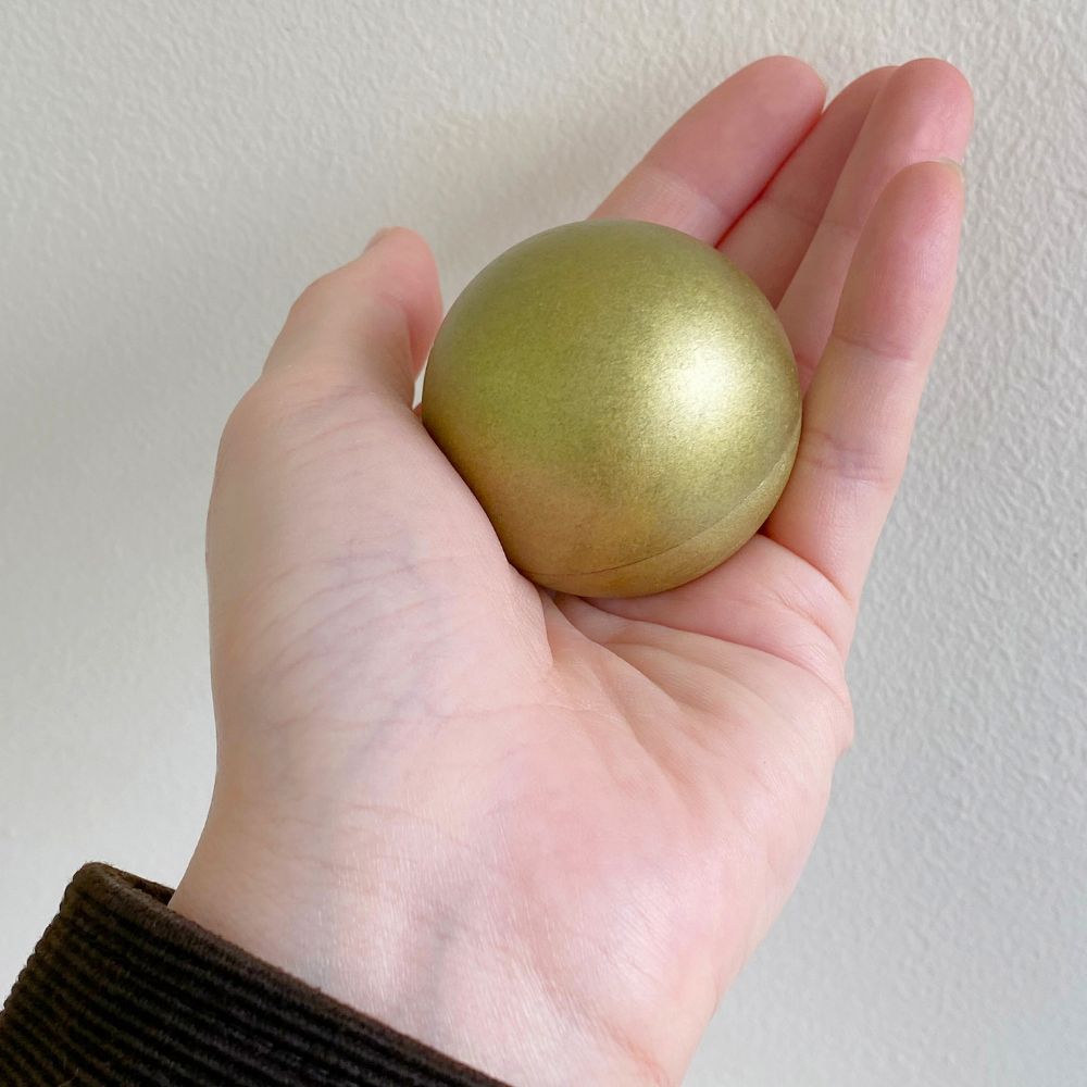 片手に乗る小さなサイズのミニ骨壷。ぎゅっと握りしめられる分骨用のお骨壷です。