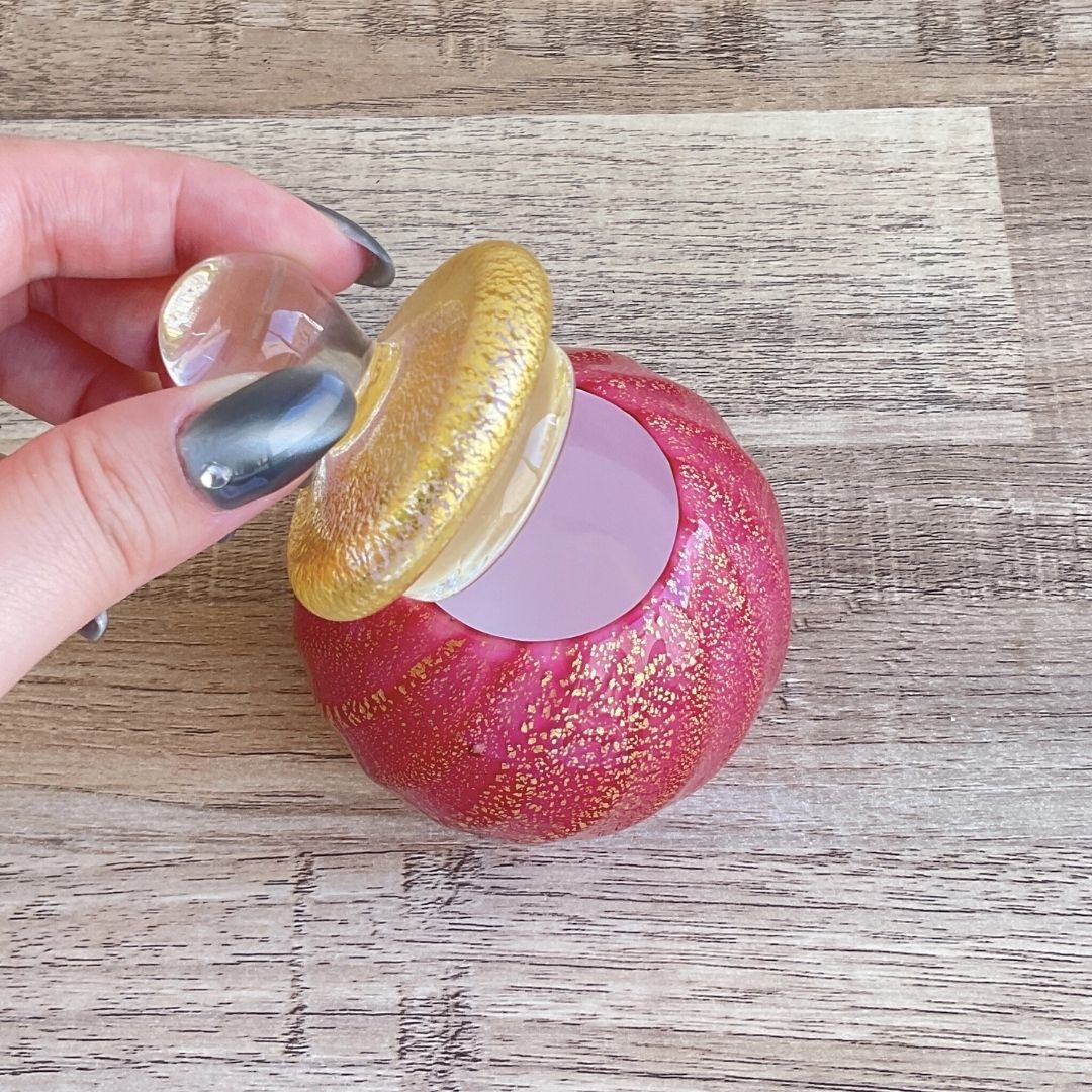 金色のフタをあけて、内部に納めます。