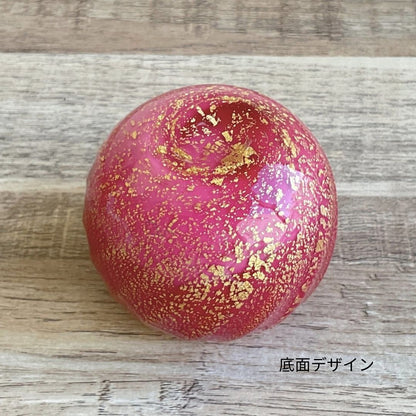底面までしっかりと作りこまれています。水や風が流れるような美しいデザインです。